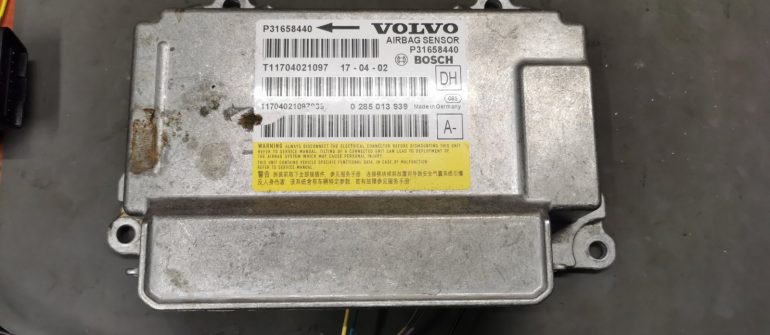 Volvo V60 SRS airbag modulio crash data programavimas
