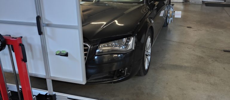 Audi A8 Priekinės stiklo kameros remontas, ACC distroniko kalibravimas