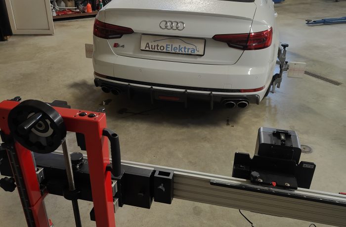 Audi S4 Aklosios zonos aptikimo sistemos kalibravimas
